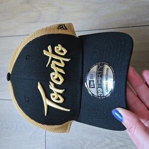 New Era Mens Hat Size S/M Black Gold Toronto Raptors Fitted Cap
